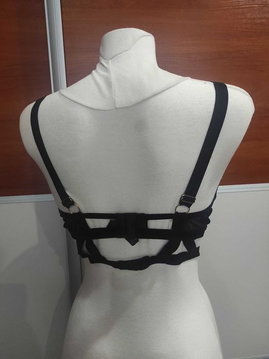 Czarny biustonosz Penelope ASOS 80D 80E atłas welur cut out gothic