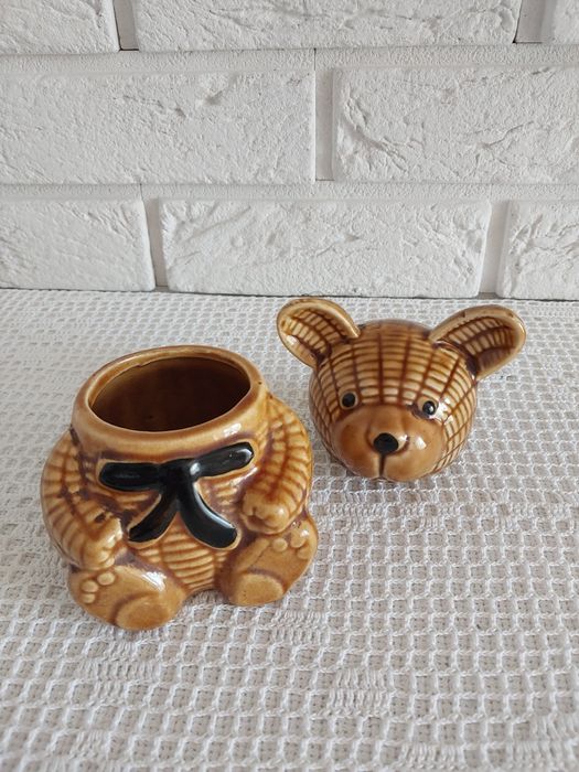 Ceramiczny pojemnik na miód.