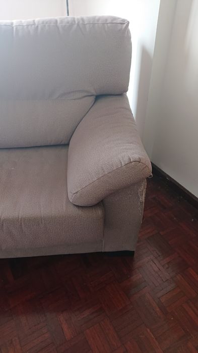 Sofá de 2 lugares bege