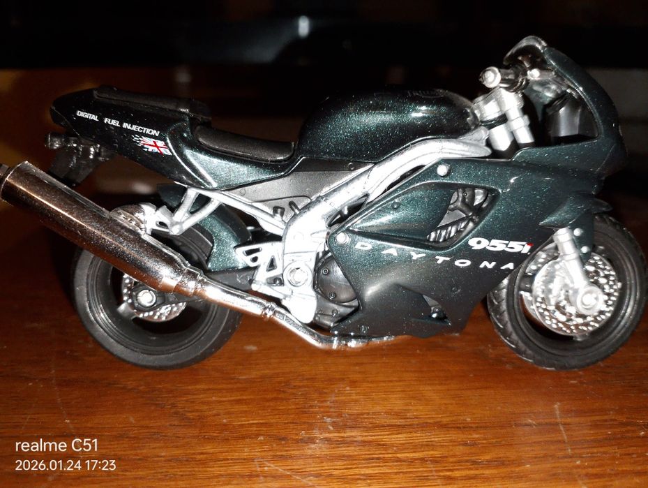 Triumph Daytona 955i model 1:43