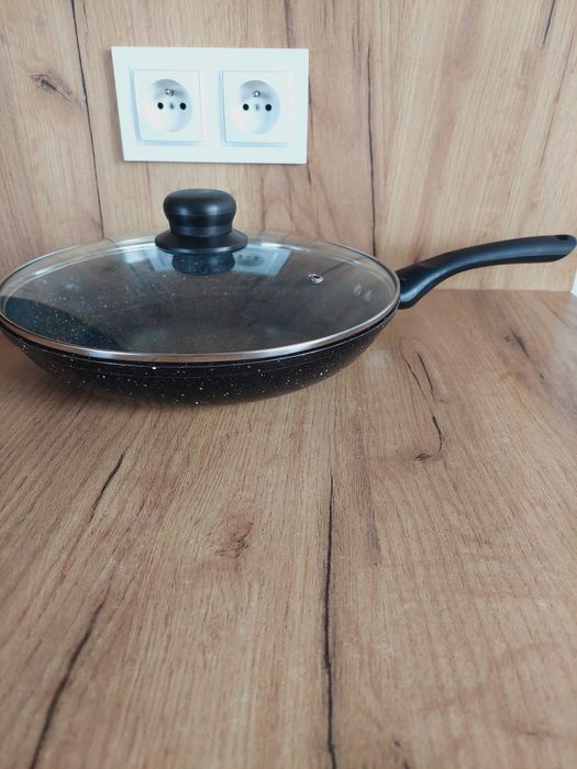 Duża patelnia czarny marmur z pokrywką krótko używana
