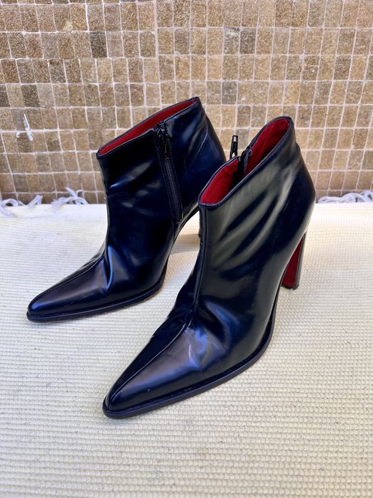 Botins pretos de verniz dos estilistas Carlos Costa e Jorge Moura