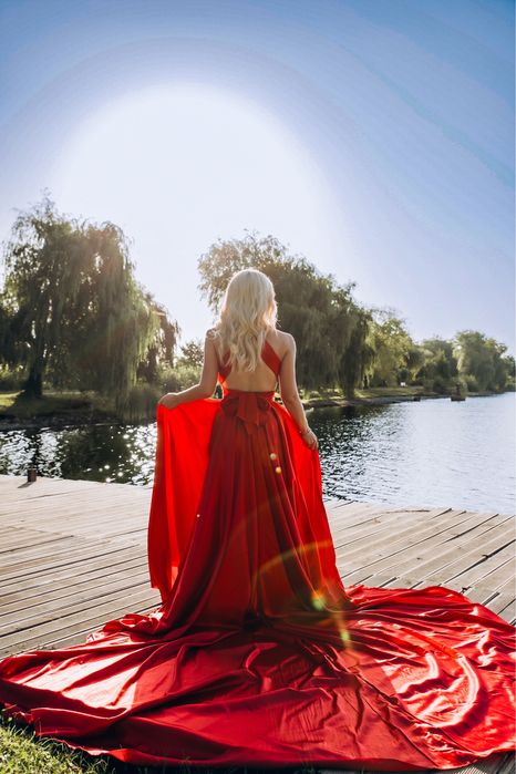 Сукня з шлейфом 3 - 4 м.