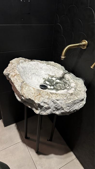 Раковина из натурального камня с постаментом