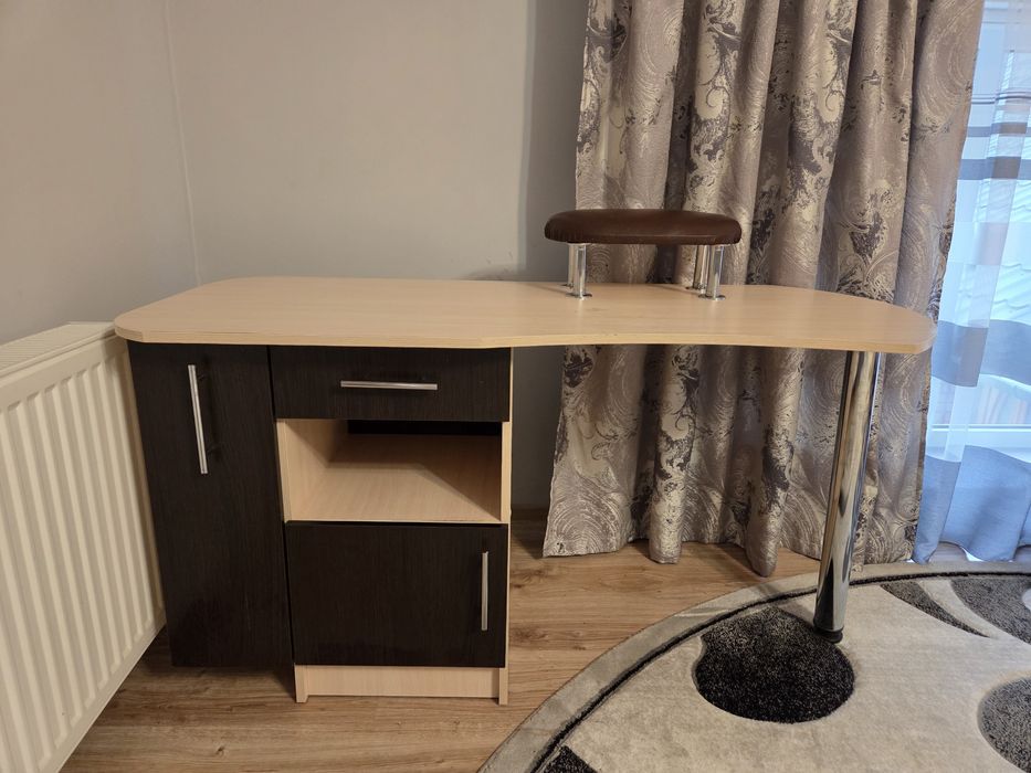 Стіл  манікюрний