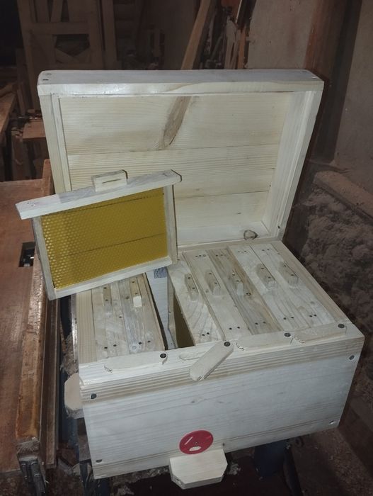 Нуклеуси, Вулики, кормушки для бджіл