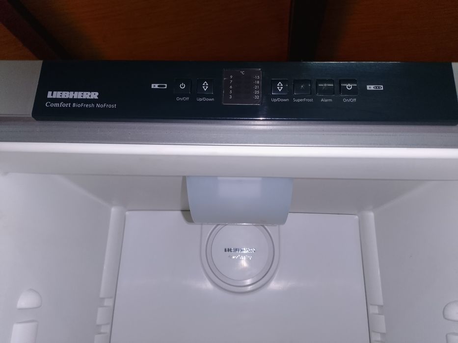 Холодильник Liebherr SBNsef 3733 в робочому стані.