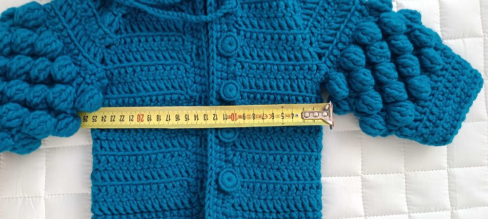 Sweterek dla niemowlaka, rękodzieło, bubbles, pompony, kaptur