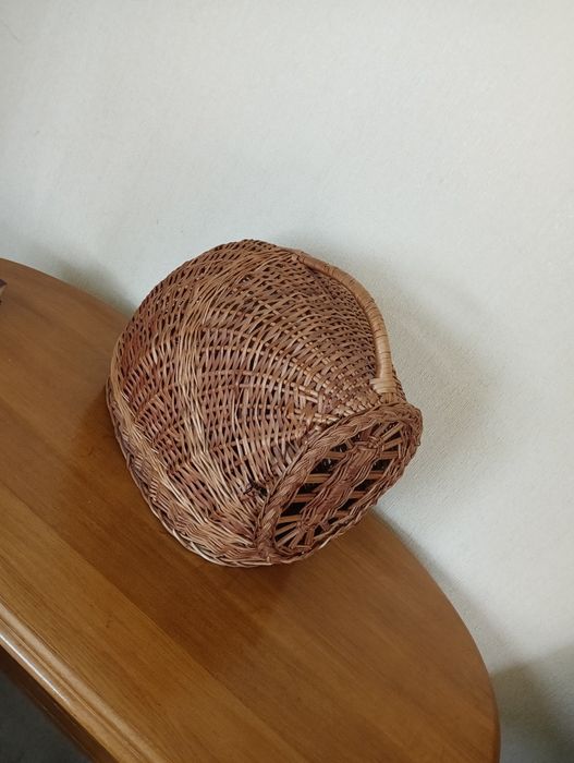 Продам красиву переносу плетену із лози клітку для котика, собачки , чи кролика  невеликих розмірів но вмістка