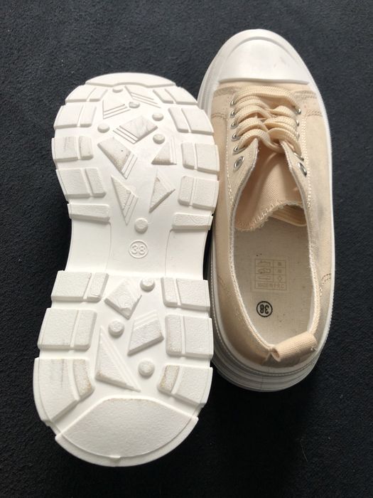 Trampki na wyższej platformie NOWE