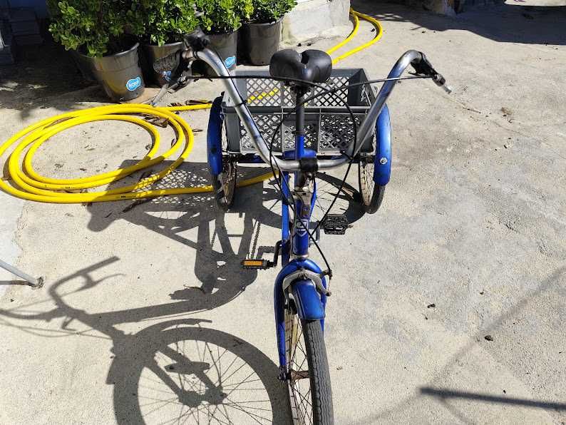 bicicleta de 3 rodas tipo triciclo pronta a andar