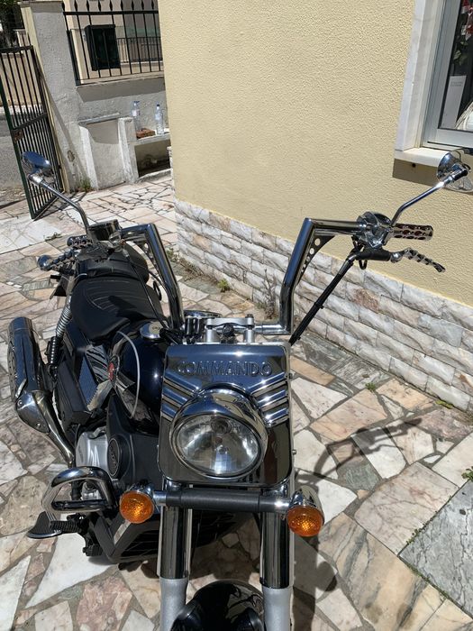 Chopper UM COMMANDO CLASSIC 125 com extras