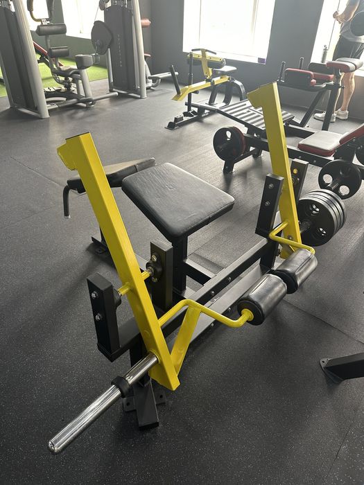 Сгибание ног лежа на свободных весах