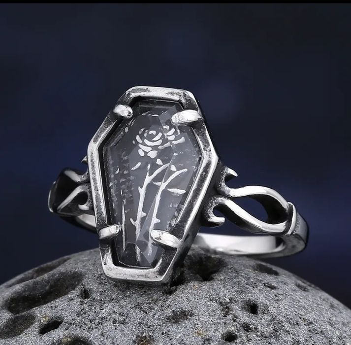 Modny pierścionek - nowy