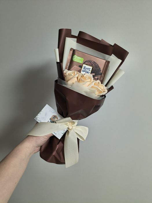 Bukiet prezentowy z czekoladą Ritter Sport i różami mydlanymi  kremowy