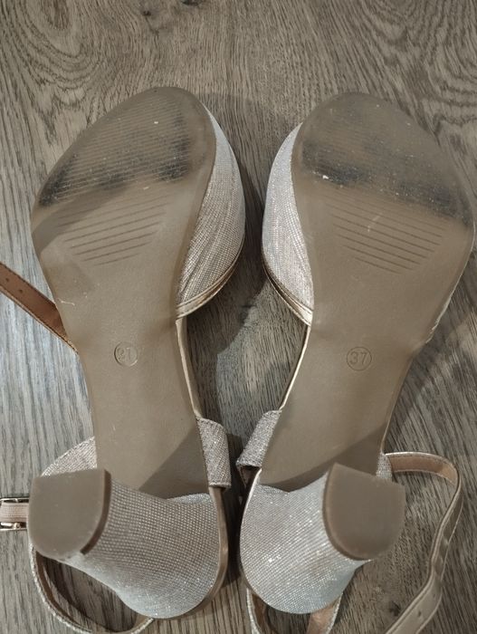 Босоніжки жіночі на каблуку