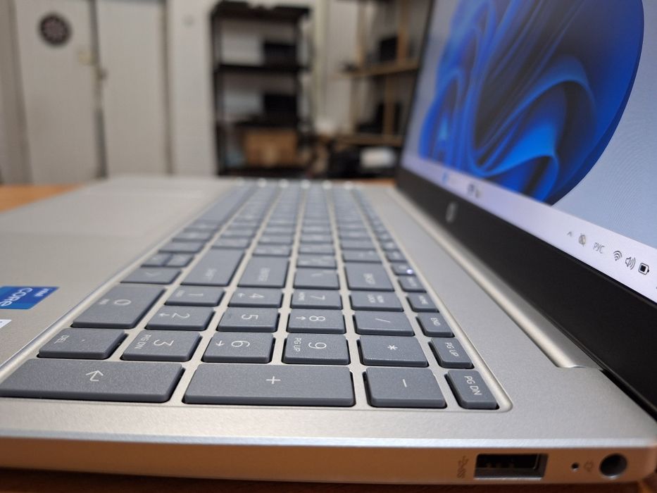 HP Laptop 15-fd0102ua i5-1334U IrisXe Graphics 2Gb DDR4 16Gb SSD 512Gb