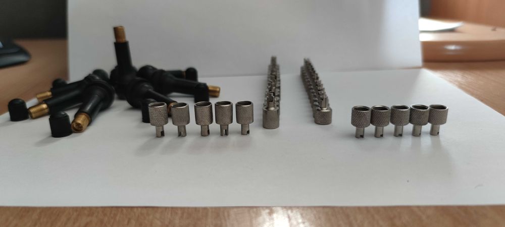 Ковпачки на ніпель з ріжками + Ніпель для безкамерного колеса