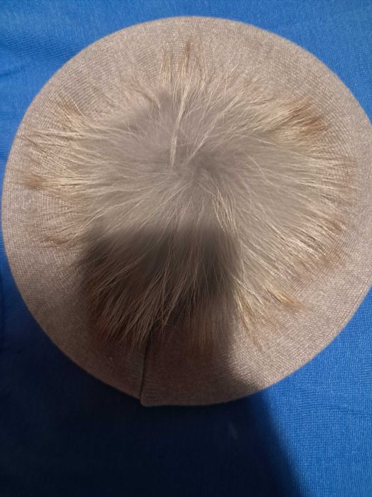 Beret z ponponem fango