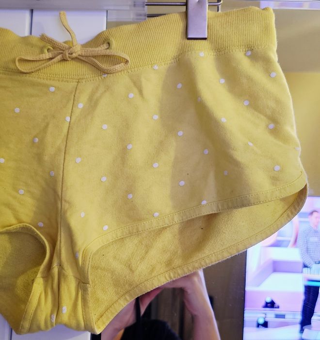 Któtkie żółte krótkie sportowe spodenki, Cropp, rozmiar M/L