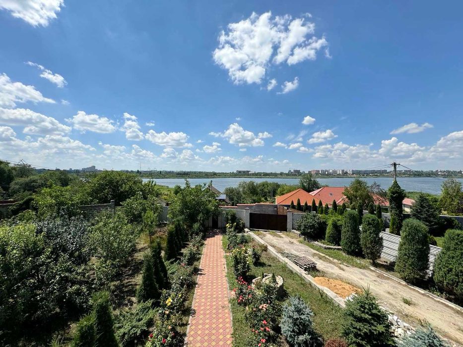 Продаю маєток з видом на річку, для великої родини. ц1