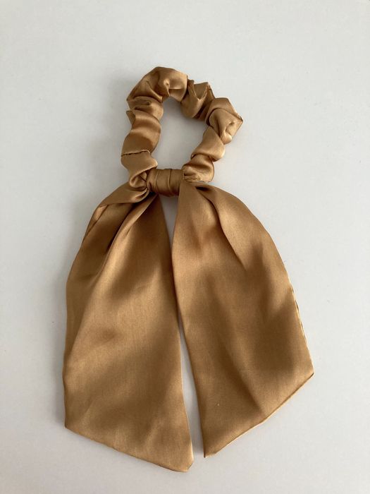 Satynowa scrunchie z wiązaniem