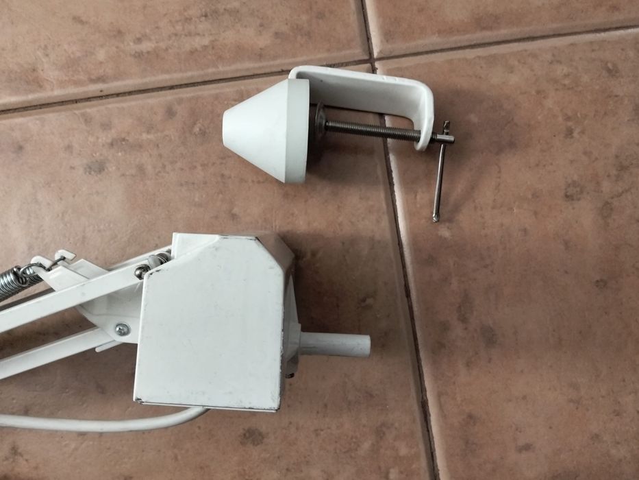 Lupa com suporte de mesa e luz
