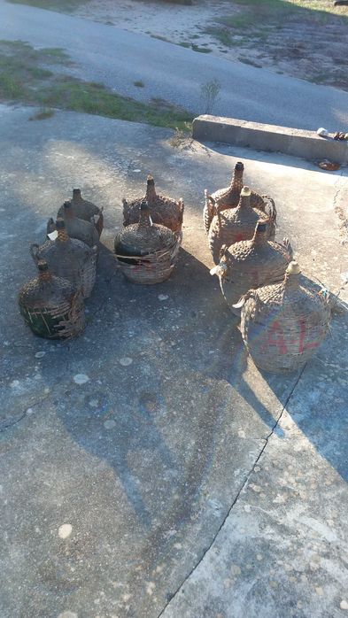 Lote de 8 garrafões de vidro, vários volumes.