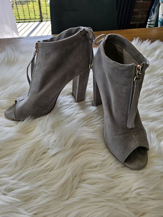 Buty z odkrytymi palcami
