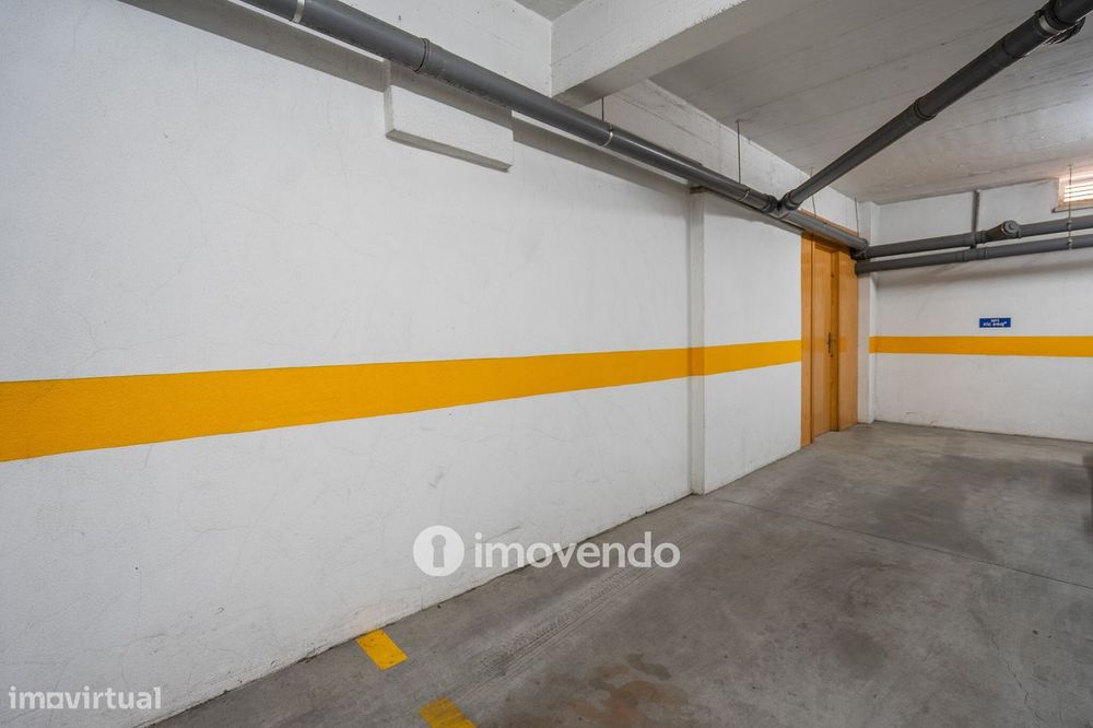 Apartamento T2 com estacionamento e terraço, em Vialonga