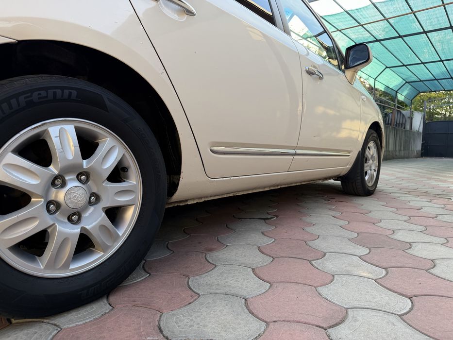 Продам Kia Carens 2009 год 2.0 Бензин Автомат