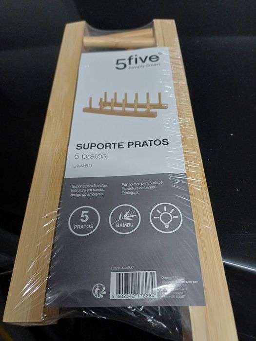 Suporte de pratos em madeira