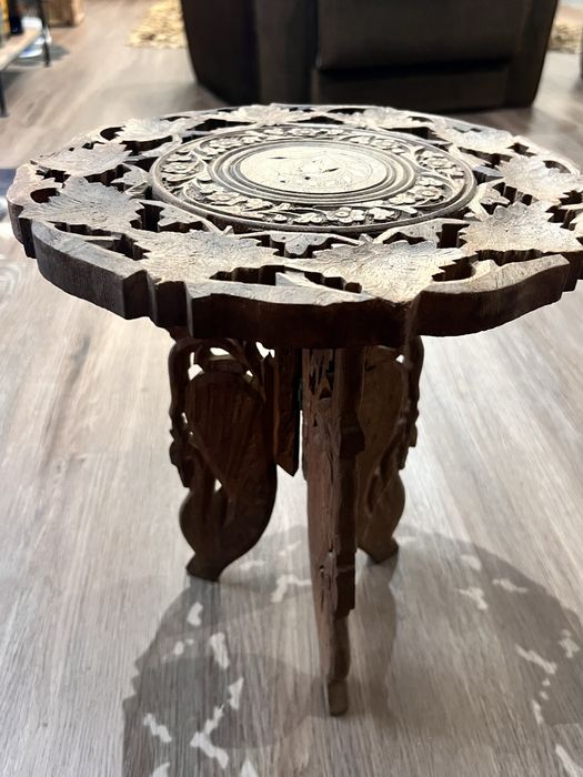 Mesa madeira trabalhada.