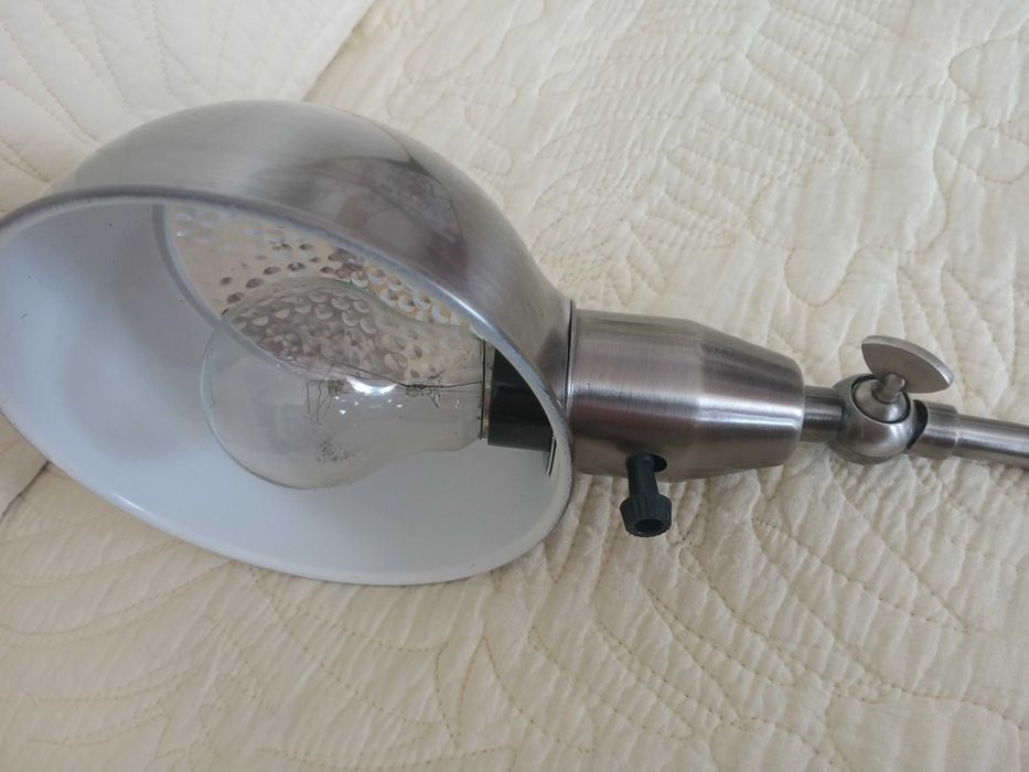 metalowa lampka stołowa
