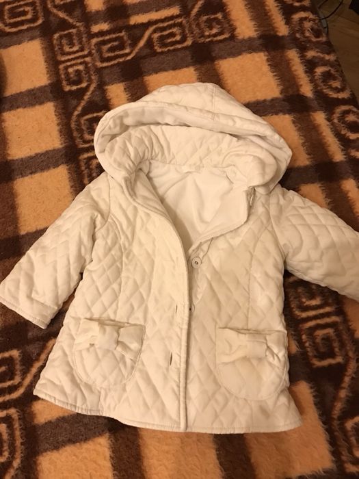 Продам красивую молочного цвета демисезонную курточку Tutto Picollo