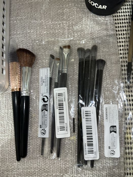 Набори пензлів для макіяжу та косметика