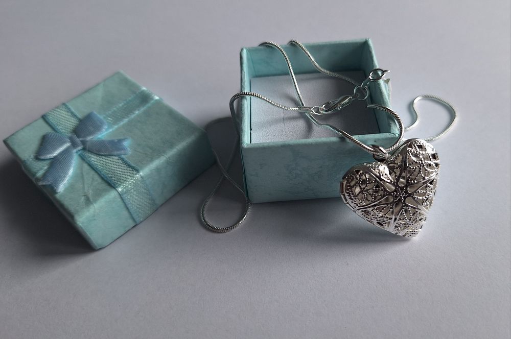 Łańcuszek z wisiorkiem, sekretnik.