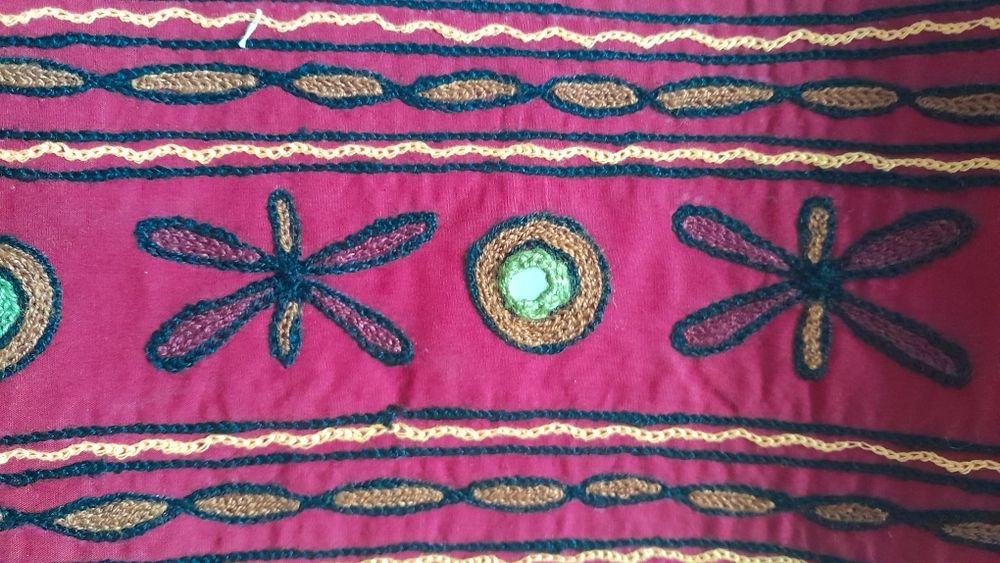 Pano indiano/ Toalha em linho bordado à mão-comp-  1,12m- larg 87cm