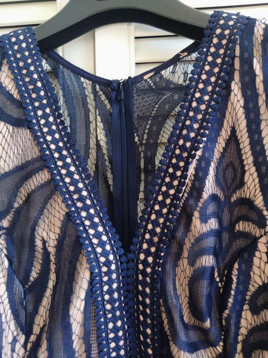 Koronkowa elegancka sukienka Zalando