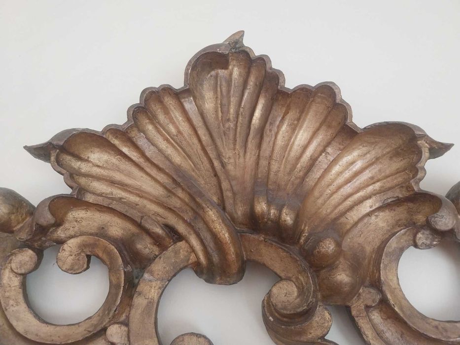 Frontal antigo de porta em talha dourada