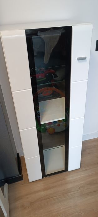 Biała witryna ze szkłem