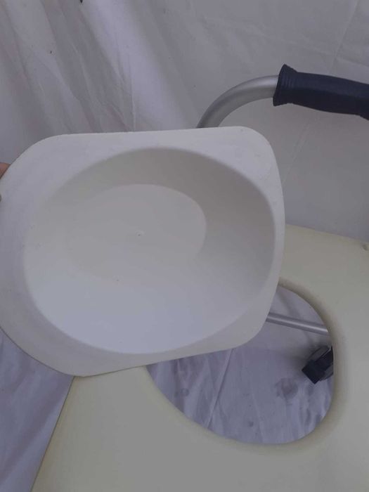 Cadeira de banho sanitária com rodas