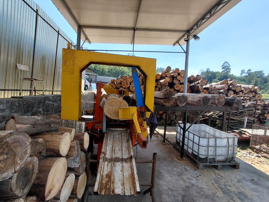 Máquina de cortar lenha