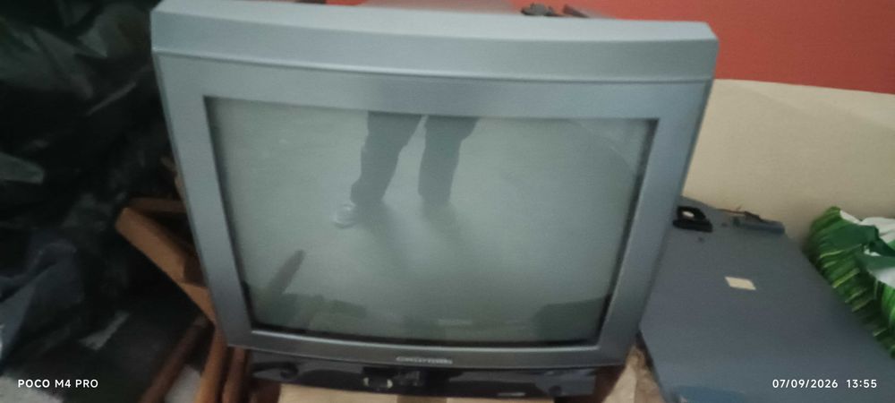 TV antiga Grundig, com comando , para peças.