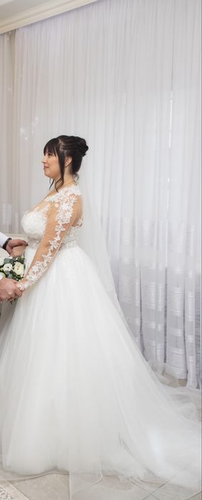 Гарна весільна сукня