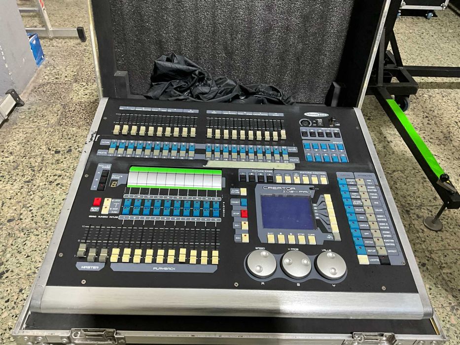 Mesa iluminação Showtec creator 1024 pro (com case e capa de proteção)