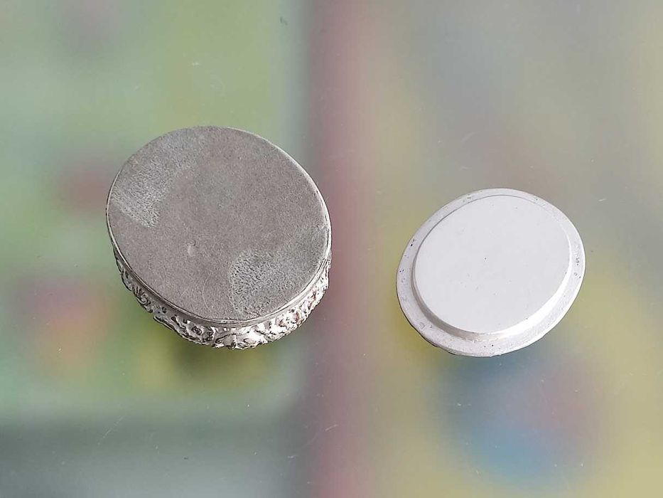 Pequeno guarda joias em marfinite circular tampa amovível