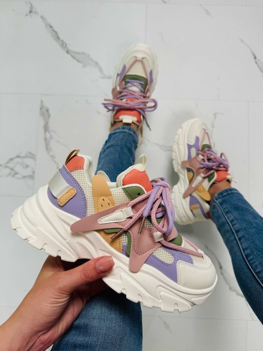 Жіночі кросівки. Нові. 38-39 розмір.