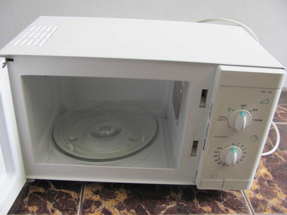 Kuchenka  Mikrofalowa IGNIS AKL 526