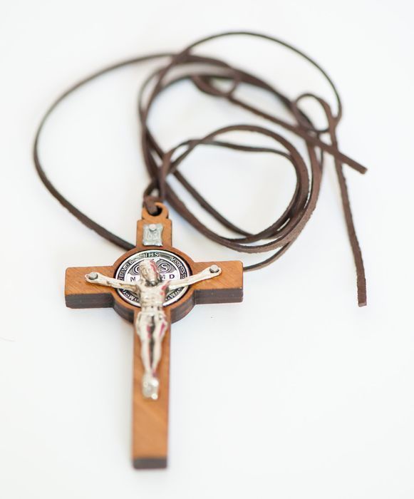 Krzyżyk drewniany na szyję z rzemykiem św Benedykta 8 x 4,5 cm